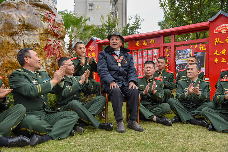 老兵与新兵，传承与融合的军旅力量，老兵新兵携手，传承融合铸就军旅力量之巅