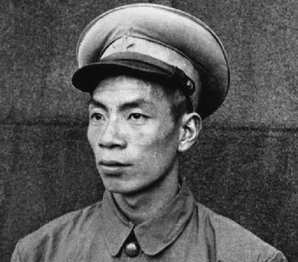 火箭军换发新军服，海军一等功臣病逝——军民共悼英雄，铭记历史前行，军民共悼英雄，纪念火箭军新军服换发之际海军一等功臣的离世，铭记历史前行