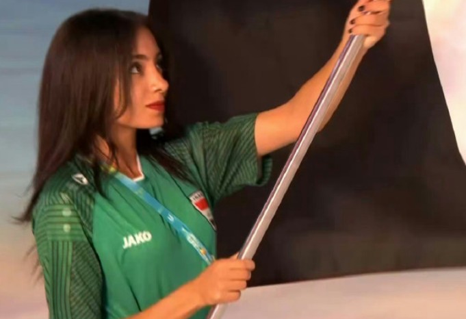 伊拉克女旗手绝美侧颜，英勇与美丽的完美结合，伊拉克女旗手侧颜绝美，英勇与美丽的完美交融