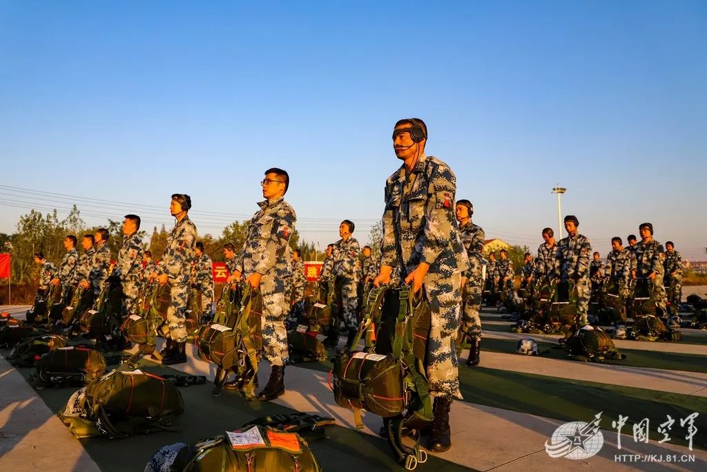 揭秘空降兵军规模，究竟有多少人？，揭秘，空降兵部队规模揭秘，究竟有多少人参与作战？