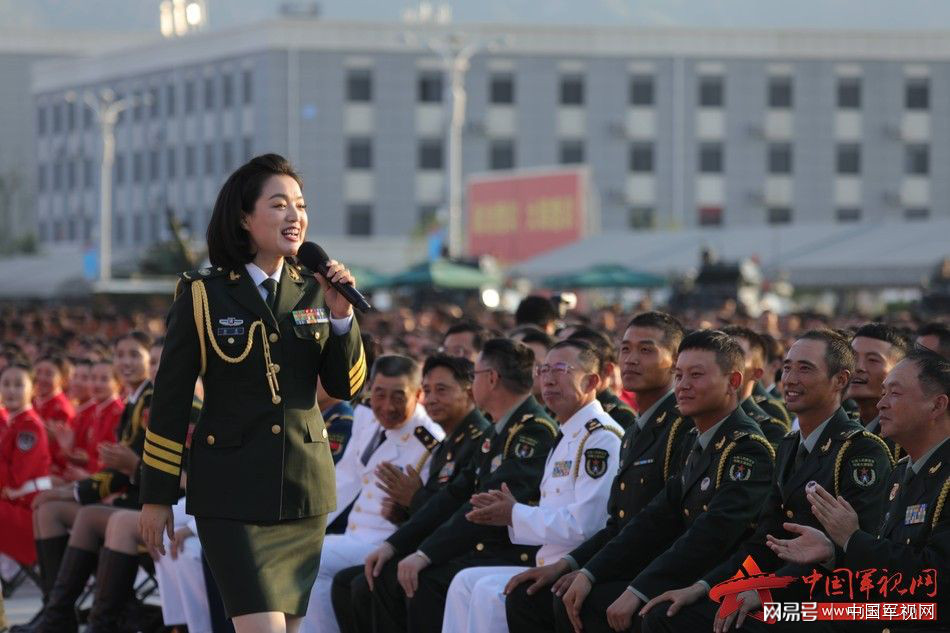 解放军主持人的风采与担当，解放军主持人的风采与担当，展现主持魅力与责任担当