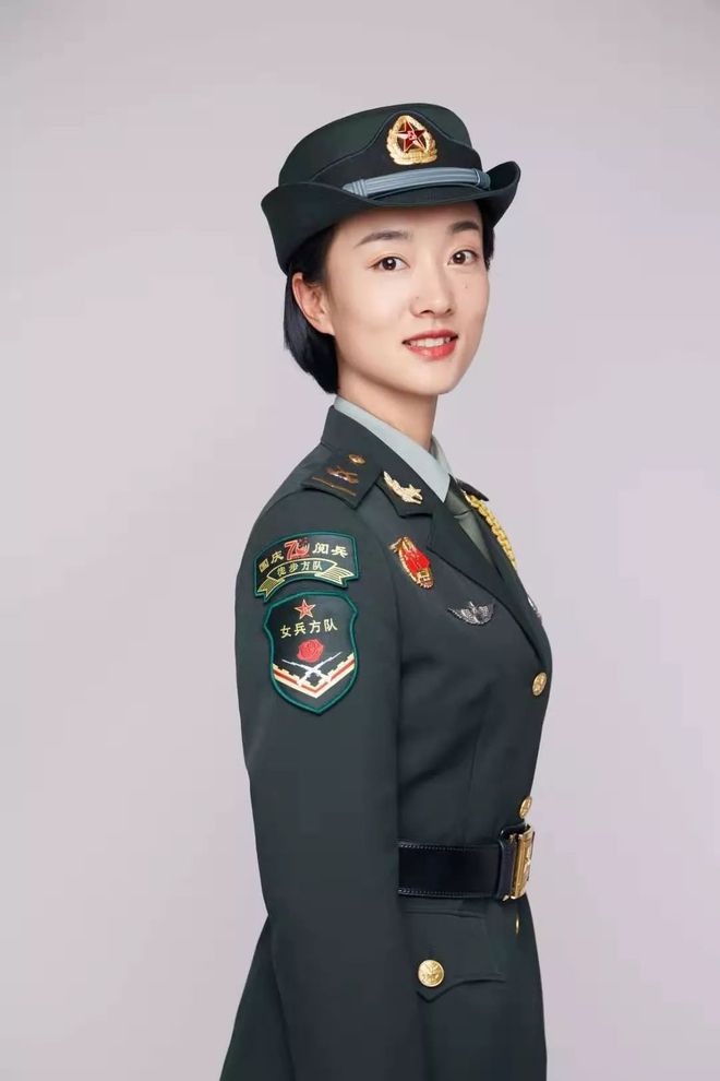 女兵的军装风采，坚韧与柔美的完美融合，女兵军装风采，坚韧与柔美的和谐交融