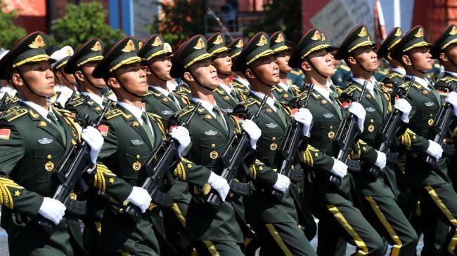中国解放军在俄罗斯阅兵，跨越国界的军事友谊与共同安全承诺，中俄军事友谊见证，中国解放军在俄罗斯阅兵，共同捍卫安全承诺