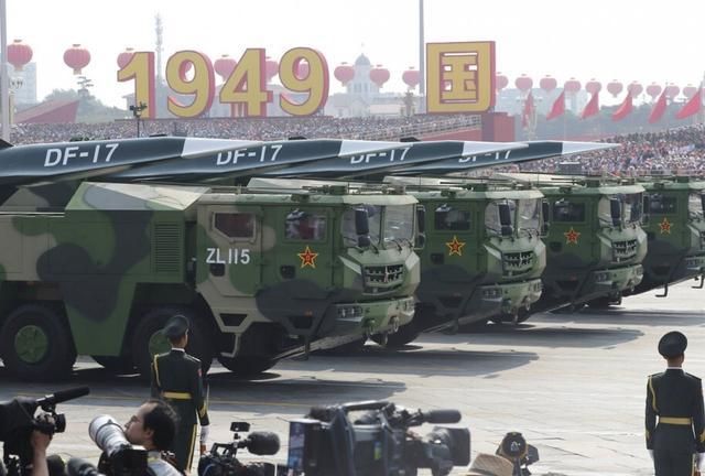 东风17真的超越美国了吗？解析与探讨，东风17性能解析，是否超越美国技术？