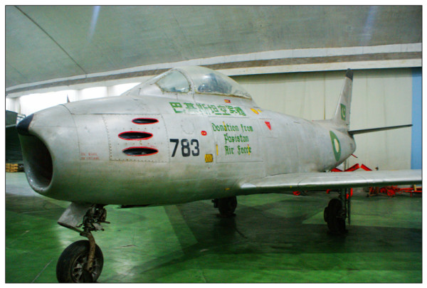 F86佩刀战斗机与米格15，空中争霸的两大传奇战机，F86佩刀战斗机与米格15，空中争霸的传奇对决