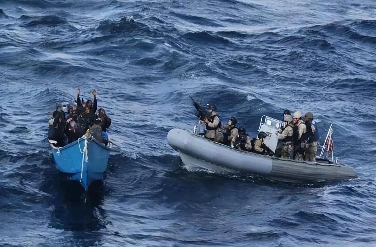 中国海军打击海盗行动，2022年的关键战役与策略分析，中国海军打击海盗行动，2022年关键战役与战略解析