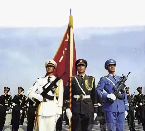 王善猛在三军仪仗队中的风采，一张图片引发的敬意，王善猛在三军仪仗队中的风采，图片展现无尽敬意