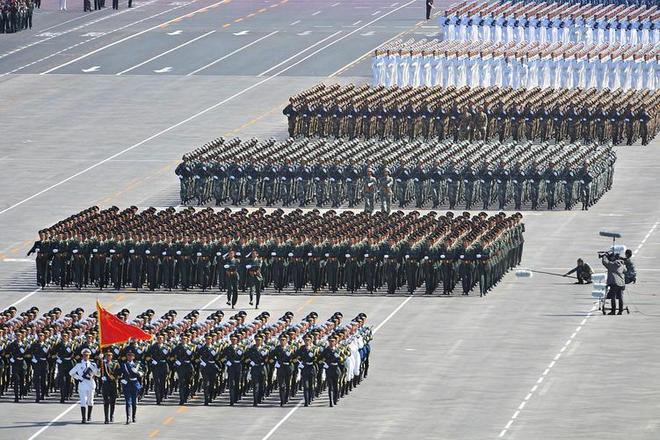 庆祝辉煌历程，阅兵中首行列队的壮丽瞬间——纪念我国成立七十周年阅兵仪式回顾，我国七十周年阅兵仪式回顾，壮丽瞬间与辉煌历程的庆祝