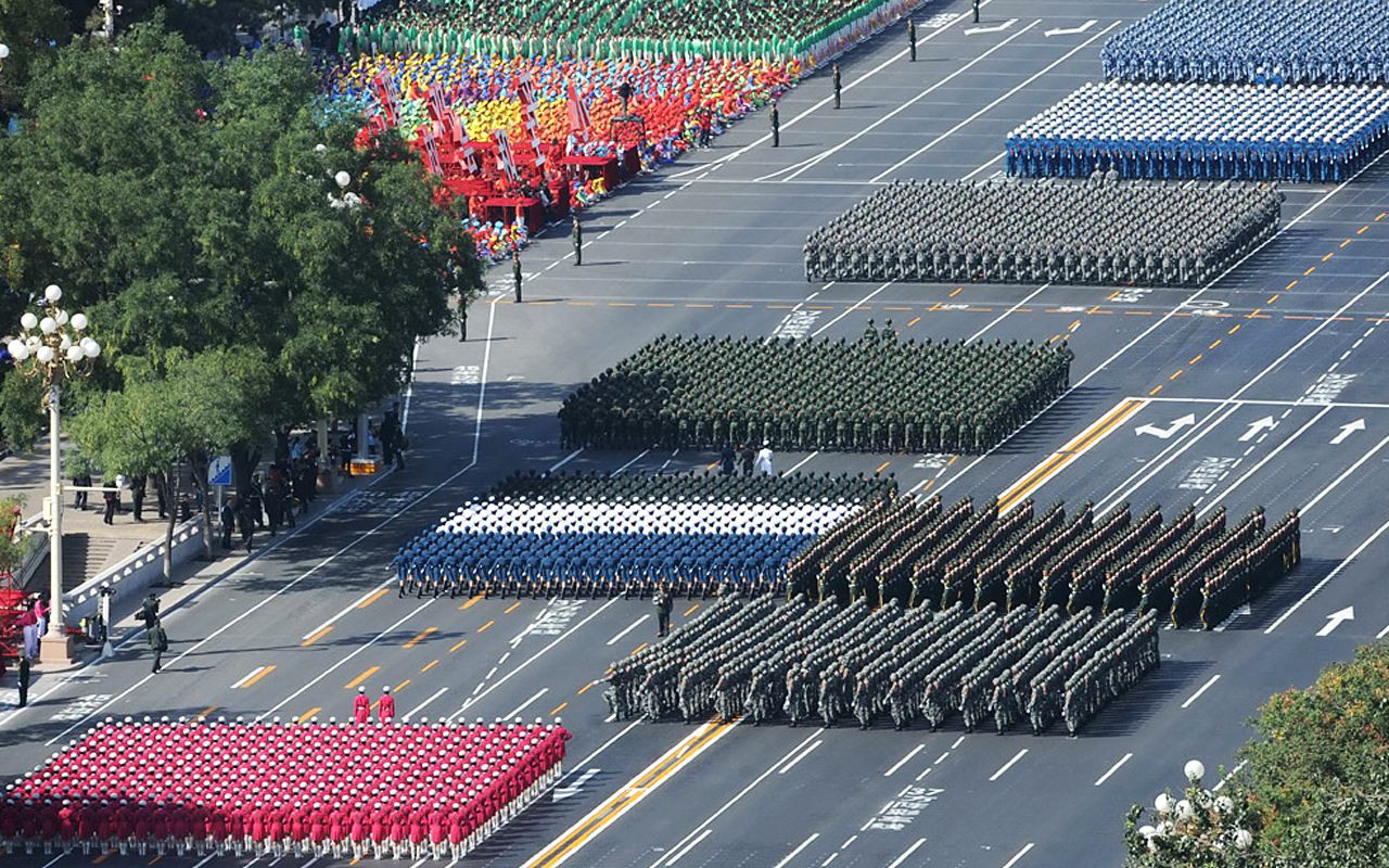 阅兵仪式首现的震撼力量——开场队伍解析，阅兵仪式开场队伍，震撼力量的首次展现——队伍解析