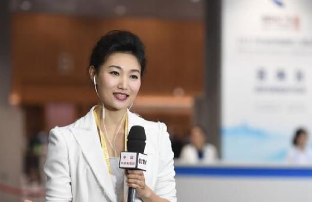 军事主持人忆雯的生活照，镜头背后的坚韧与魅力，军事主持人忆雯，镜头背后的坚韧魅力生活照