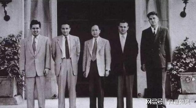 钱学森三军仪仗队抬棺现场视频，致敬传奇人物与崇高敬意，钱学森荣归仪式，三军仪仗队抬棺，致敬传奇人物
