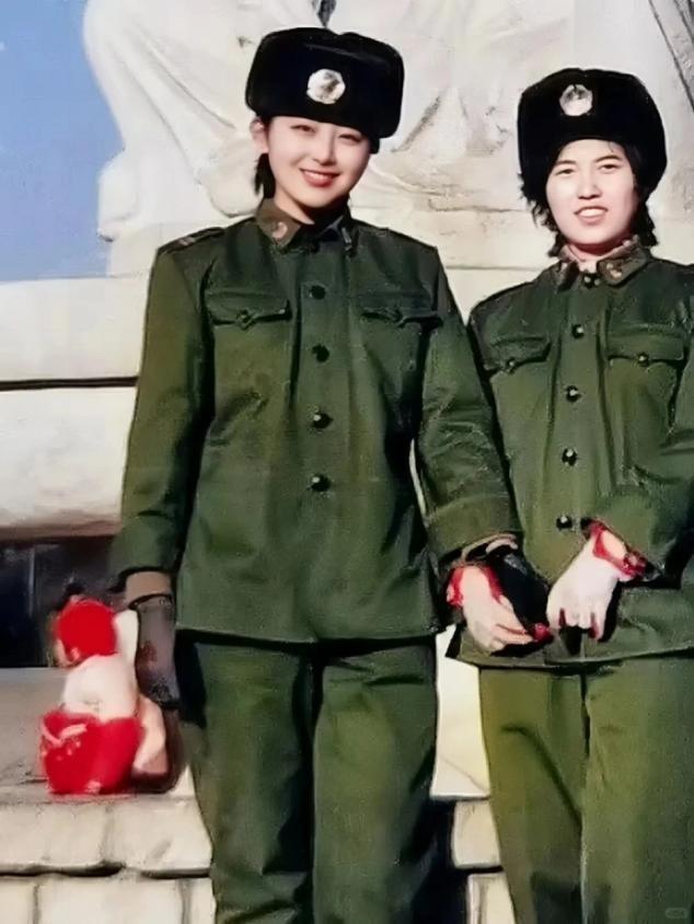 女兵的军服特点，时尚、实用与性别的完美结合，女兵军服，时尚、实用与性别的和谐统一