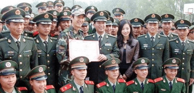 独臂英雄丁晓兵，传奇人生中的跌宕起伏，独臂英雄丁晓兵，传奇人生跌宕起伏的勇者之路