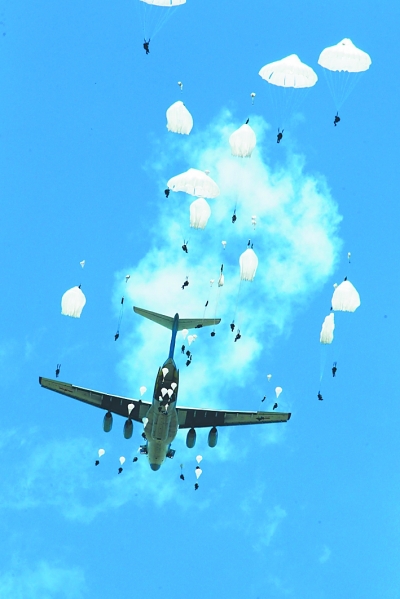 湖北黄陂空降兵，英勇无畏，忠诚担当，湖北黄陂空降兵，英勇忠诚，无畏担当