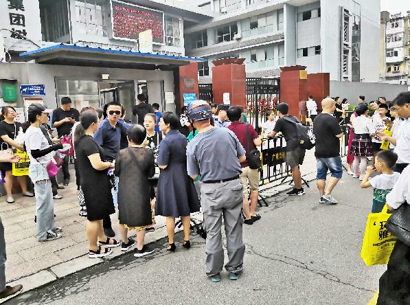 最新双语时事短篇新闻，全球经济与科技动态，全球经济与科技动态，最新双语时事短篇新闻速递
