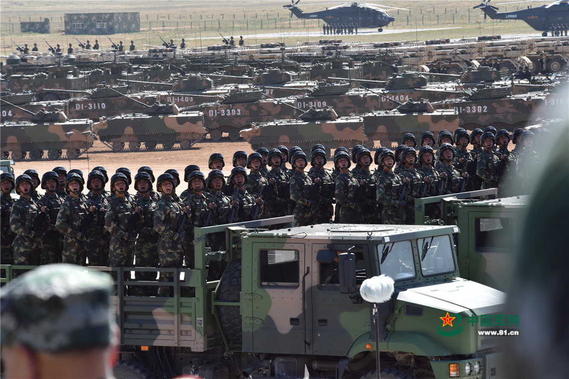沙场阅兵高清图片，展现军威与荣耀的瞬间，沙场阅兵高清图片，荣耀瞬间的军威展现