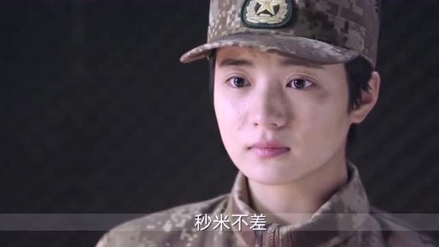 中国女兵泪洒战场的图片，背后的故事与深层意义，中国女兵的战场泪洒瞬间，背后的故事与深层含义
