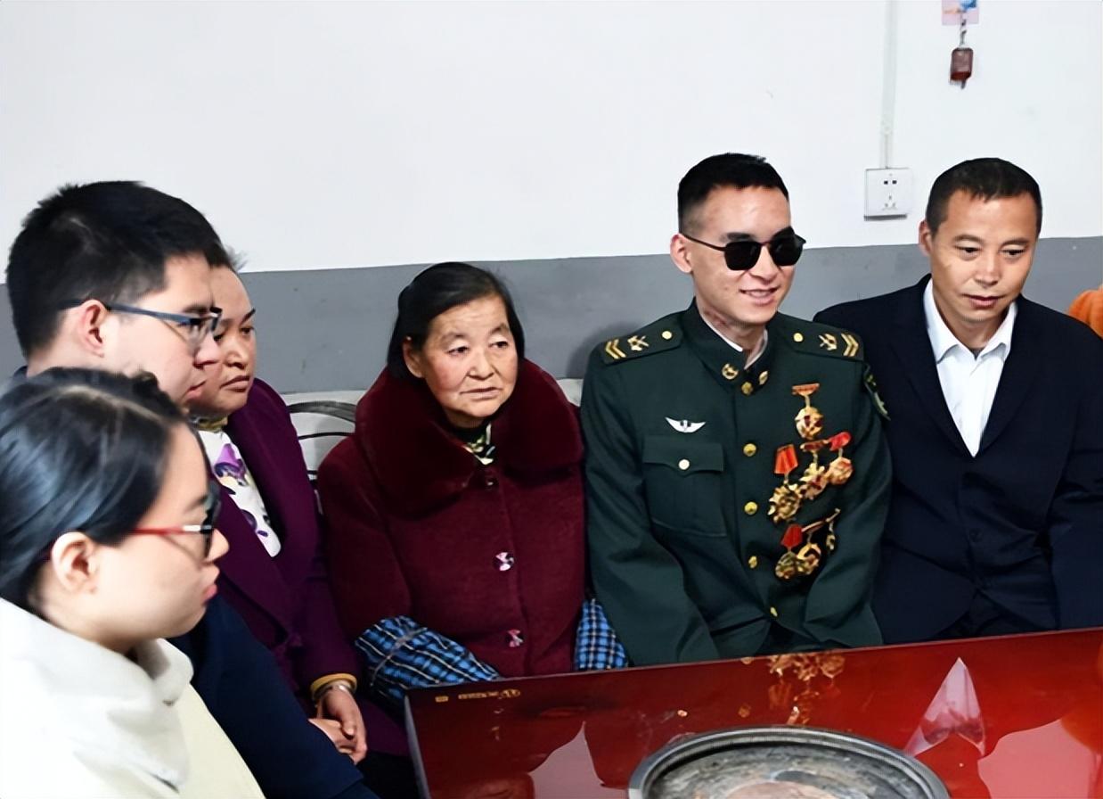 杜富国与八一勋章的荣誉等级，英勇军人的荣耀象征，杜富国与八一勋章，英勇军人的至高荣耀与荣誉象征