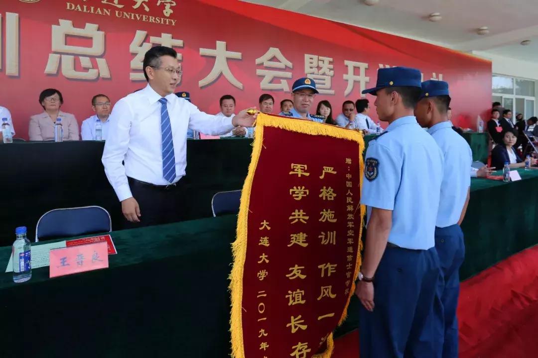 揭秘喊出分列式开始的神秘人物，他是如何引领2019国庆阅兵走向辉煌的？，揭秘神秘人物，如何引领2019国庆阅兵走向辉煌？喊出分列式开始背后的故事。