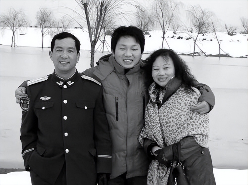 武警少将丁晓兵晋升中将之际，妻子照片背后的英雄故事，武警少将丁晓兵晋升中将之际，妻子照片揭示的英雄故事