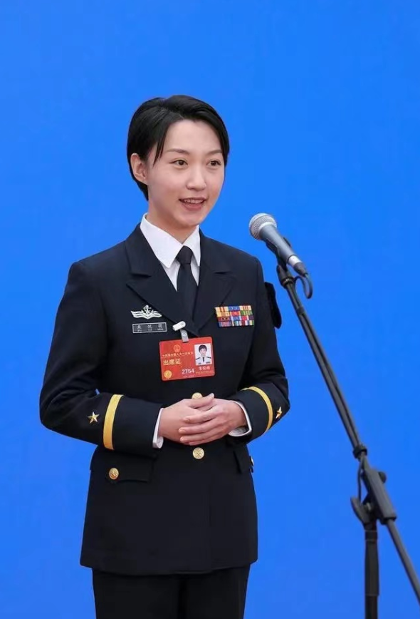 辽宁舰女少校的风采，辽宁舰女少校的风采，巾帼英雄展风采