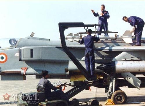 F-15战斗机机腹挂架，空中力量的重要支点，F-15战斗机机腹挂架，空中力量的支点