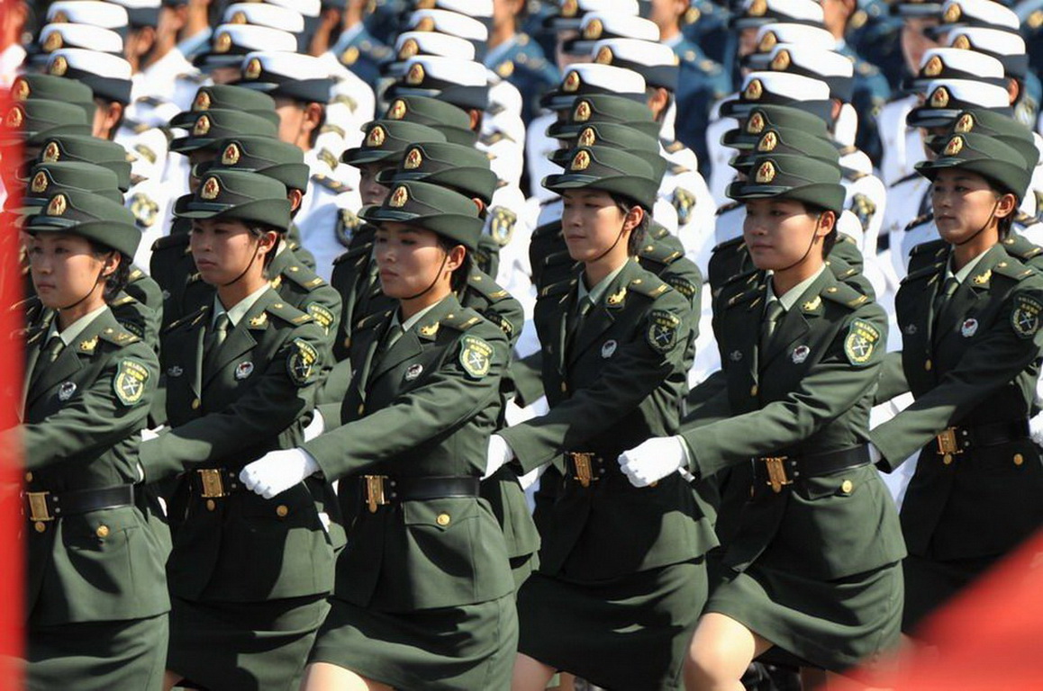 阅兵图片中的女兵，力量与荣耀的象征，阅兵女兵风采，力量与荣耀的象征