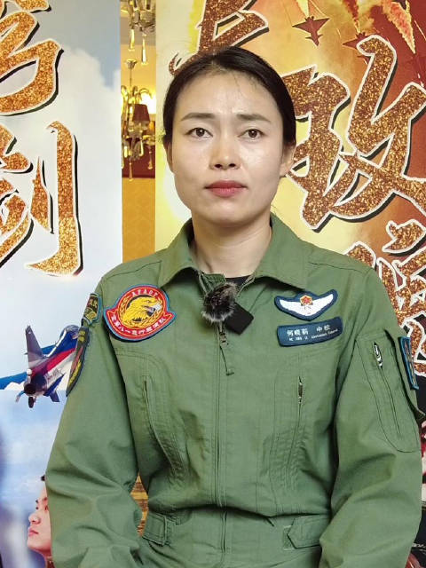 探究飞行员军衔与优秀人物——以何晓莉为例，优秀飞行员军衔与人物典范，以女飞行员何晓莉为例