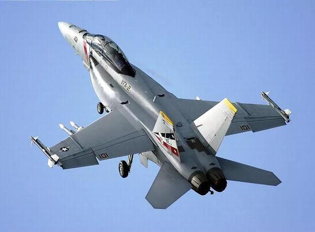 F18是重型战斗机吗？探究其战斗能力与定位，F18战斗机的战斗能力与定位探究，是重型战机吗？