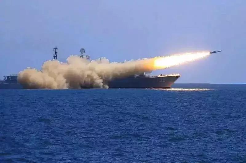 庆祝海军节，致敬英勇无畏的航海勇士们，愿海军节快乐！，庆祝海军节，向航海勇士致敬，愿海军节日快乐！