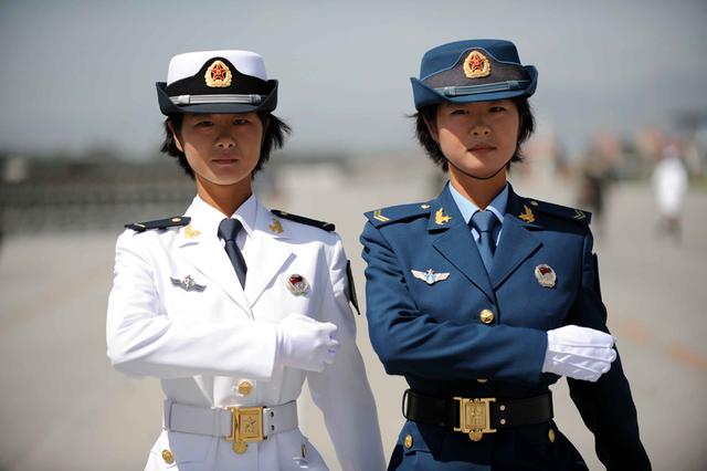 三军女兵方队队员，展现新时代巾帼英雄的风采，新时代巾帼英雄，三军女兵方队的风采展现