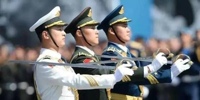 中国女兵，帅气背影的图片展现，中国女兵帅气背影风采展示