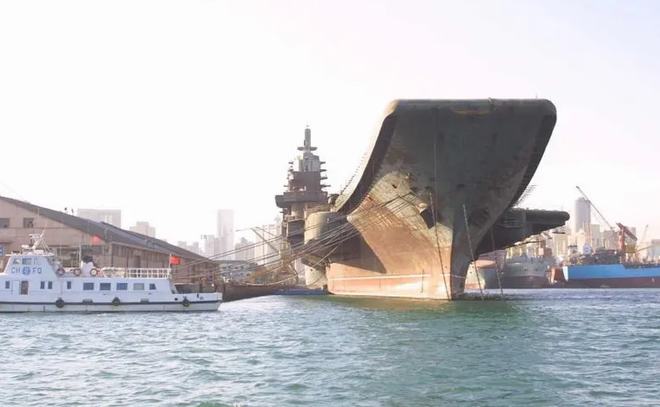 瓦良格号归国途中,历史与现代交融的壮丽画卷,瓦良格号归国之旅,历史与现代的交融壮丽画卷