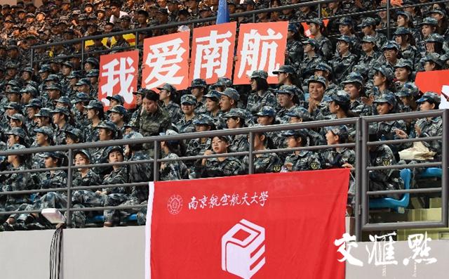 航母下水掷瓶礼的由来，航母下水仪式中的掷瓶礼，传统习俗的起源与意义