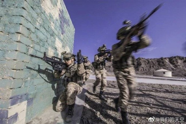 武警是否换穿星空迷彩，探讨与解析，武警是否换穿星空迷彩，深度探讨与解析