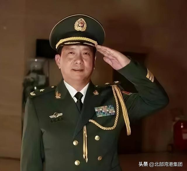 丁晓兵自割右臂图背后的故事与启示，丁晓兵自割右臂背后的故事与深层启示