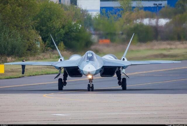 T50与歼-20，空中力量的双重辉映，T50与歼-20，空中力量的完美融合或双重辉映