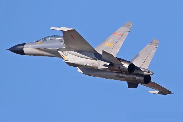 歼-16舰载机图片,揭示中国海军航空兵力量的新篇章,歼-16舰载机亮相,海军航空兵力量新篇章开启