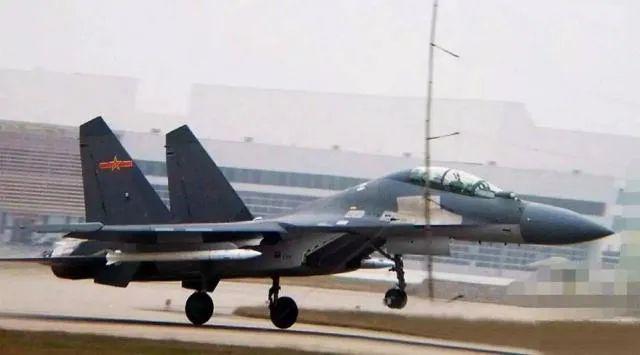 歼-16与F-15,空中巨人的对比之舞,歼-16与F-15,空中巨人对比解析