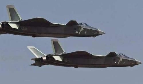 歼-16与F-15，空中巨人的对比之舞，歼-16与F-15，空中巨人对比解析