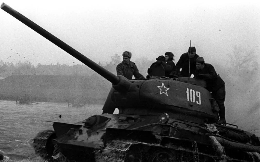 虎式坦克与T-34的对决，二战铁甲巨兽的交锋，二战铁甲巨兽对决，虎式坦克与T-34的交锋