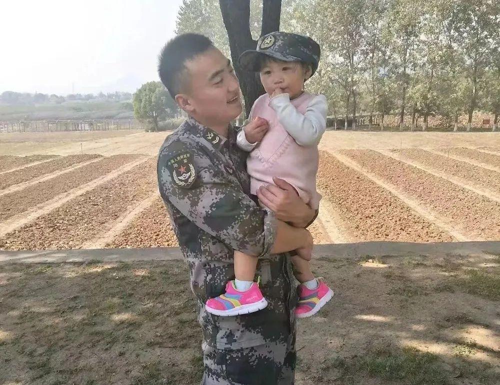 三军仪仗队张自轩上节目视频，荣耀与责任，三军仪仗队张自轩节目视频，荣耀与责任的展现