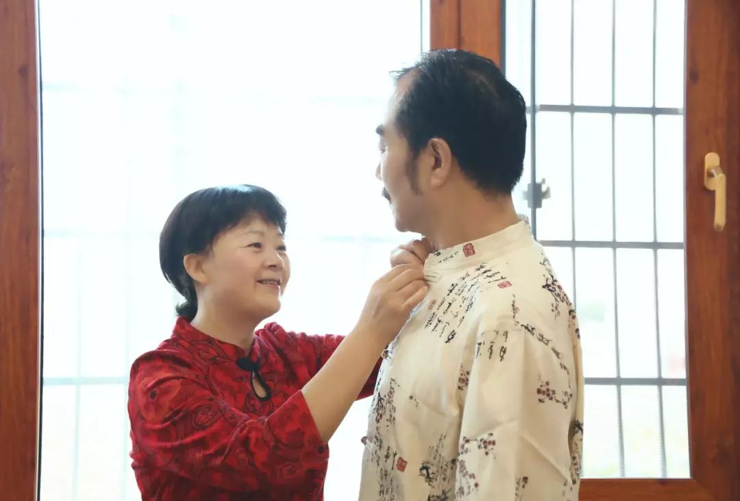 中国式结婚里丁浩的爱情归宿，深情还是迷茫？，深情还是迷茫？探索中国式结婚中丁浩的爱情归宿。
