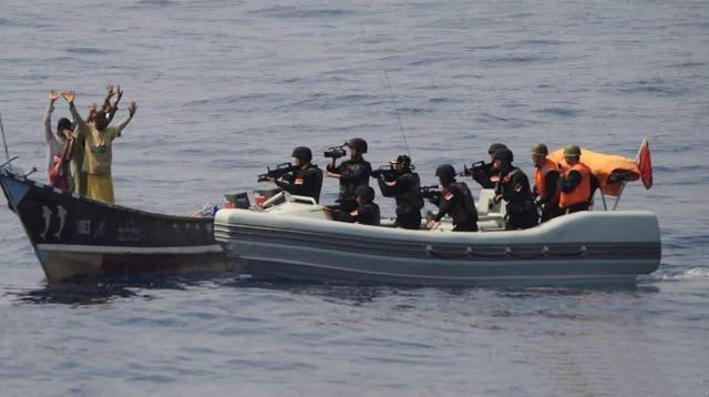 昆仑山舰驱离海盗，展现中国海军力量的英勇瞬间，昆仑山舰勇击海盗，中国海军力量英勇展现瞬间