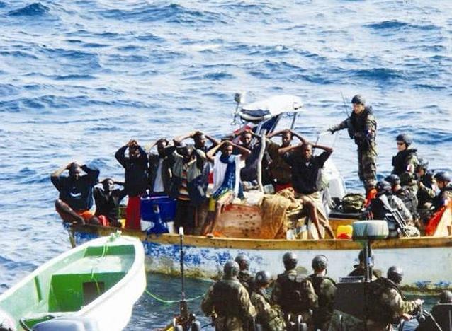 昆仑山舰驱离海盗,展现中国海军力量的英勇瞬间,昆仑山舰勇击海盗,中国海军力量英勇展现瞬间