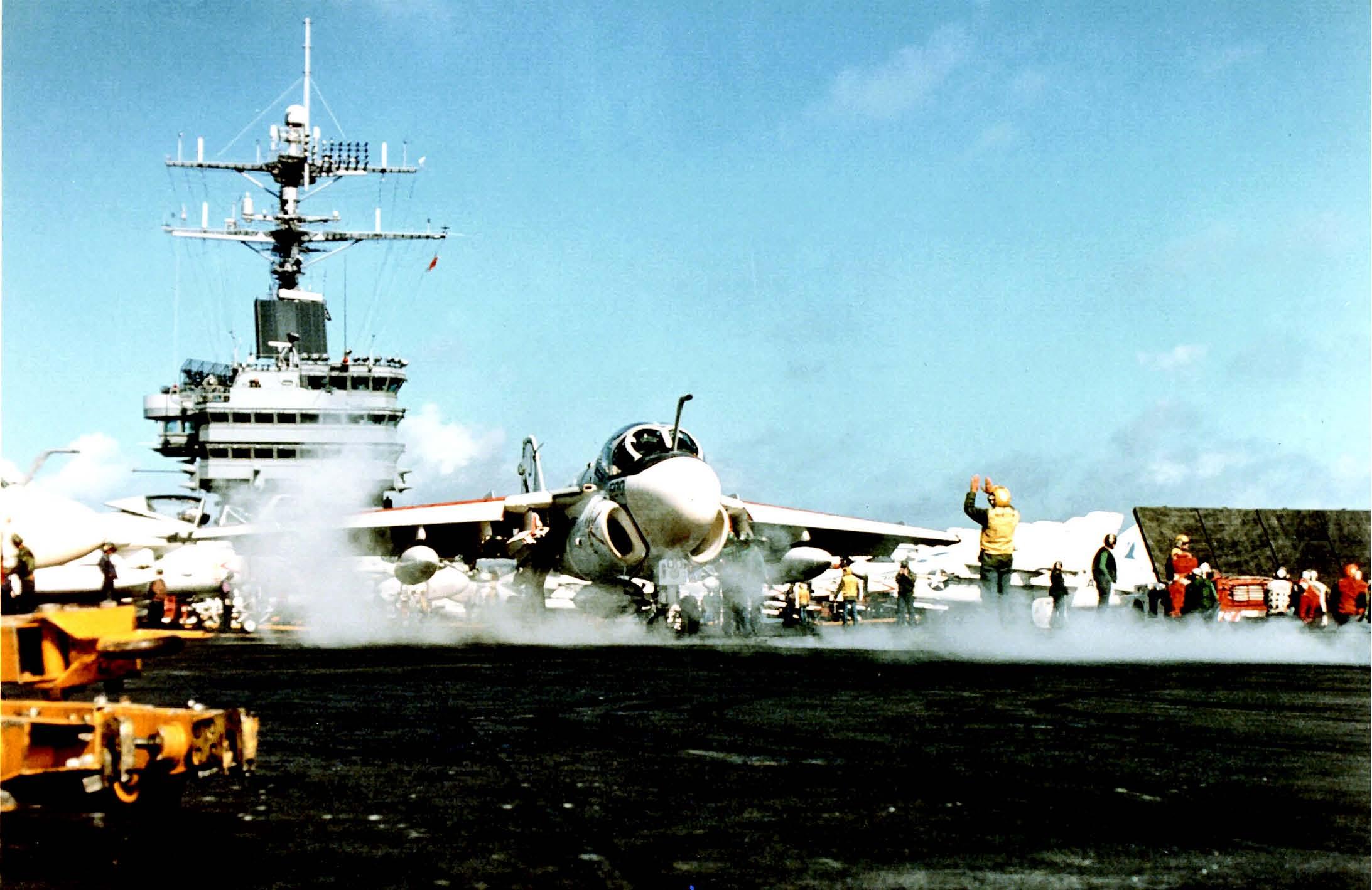 福特号航空母舰，数字化时代的海上巨无霸——广泛采用电脑显示器与掌上的力量展现，福特号航空母舰，数字化时代的海上巨无霸——掌中力量与屏幕展现的魅力