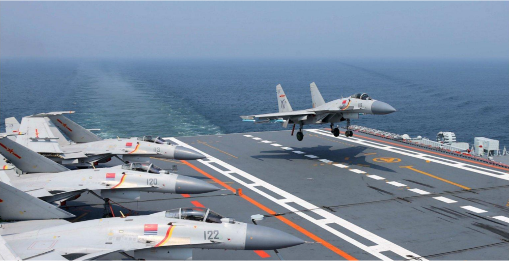 航空母舰,提供安全稳定的起飞与降落环境,航空母舰,稳定起降的坚实平台