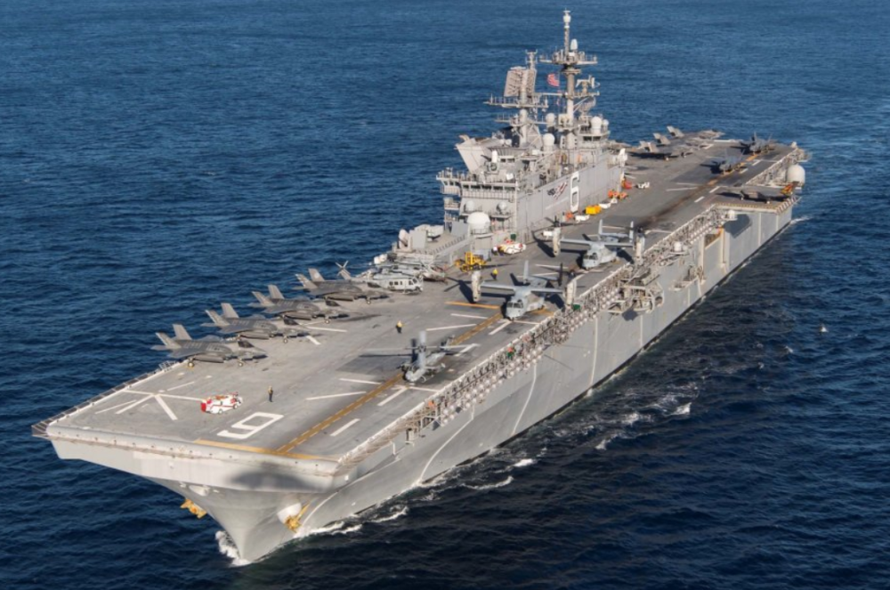 黄蜂级两栖攻击舰与075型两栖攻击舰,两大军事巨人的对决,黄蜂级与075型两栖攻击舰,军事巨人的巅峰对决