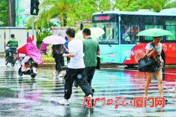 台海最新24小时消息,台风动态及其影响,台海最新动态,台风24小时消息及其影响概述