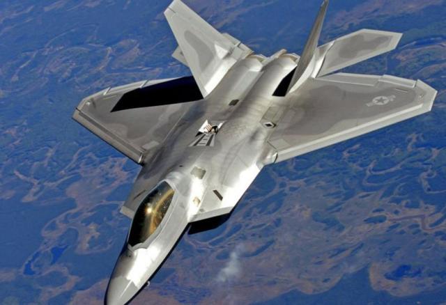 歼-20与F-22,究竟谁更强?,歼-20与F-22,谁主沉浮?空战实力大比拼!
